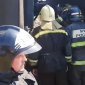 Сотрудники МЧС России деблокируют пострадавших из опрокинувшихся вагонов поезда