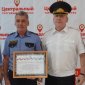 Глава МВД Башкирии наградил охранника ТЦ, предотвратившего мошенничество
