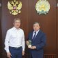 Глава Башкирии наградил председателя совета директоров «Салаватстекло» орденом