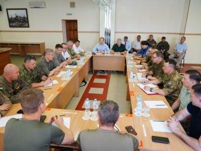 Радий Хабиров встретился с командованием части, где проходит слаживание полк «Башкортостан»