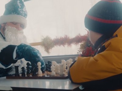 Дед Мороз в Башкирии сыграл в шахматы с пассажирами троллейбуса