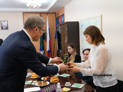 Глава Башкортостана встретился с матерью, супругой и детьми погибшего добровольца - участника СВО
