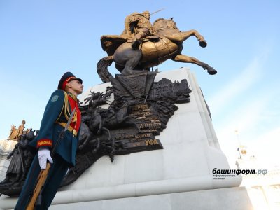 Глава Башкирии: Почетный караул у памятника Минигали Шаймуратову – дань памяти нашим воинам