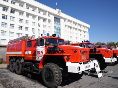 В Уфе пожарным частям вручили ключи от новой пожарно-спасательной техники