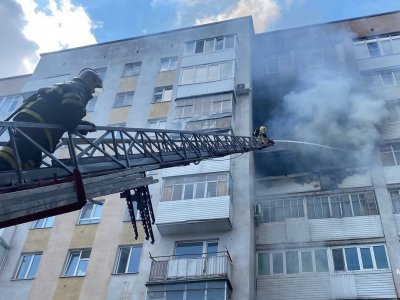 В Уфе в доме по улице Цюрупы загорелся балкон - видео