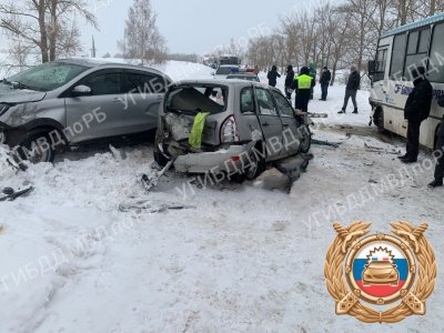 В Башкирии в массовом ДТП с участием автобуса погиб водитель «Лады Калины»