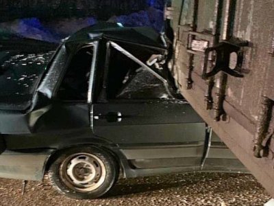 В Башкирии  неопытный водитель на «ВАЗ-2115» врезался в грузовик: пострадала 18-летняя пассажирка