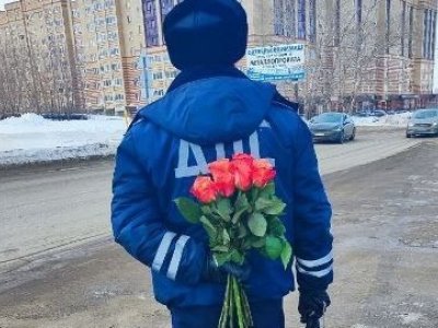 В Башкирии автоинспекторы поздравили водительниц с 8 марта