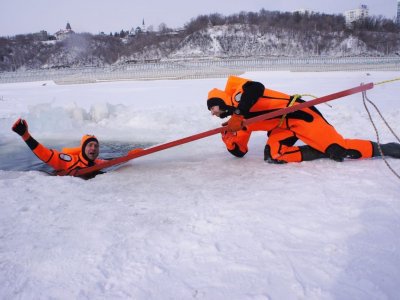 В Уфе спасатели тренируются доставать потерпевших из ледяной воды