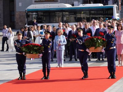 Валентина Матвиенко и Наталья Кочанова возложили цветы к памятнику Шаймуратову в Уфе