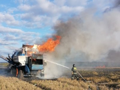 В Башкирии загорелся комбайн