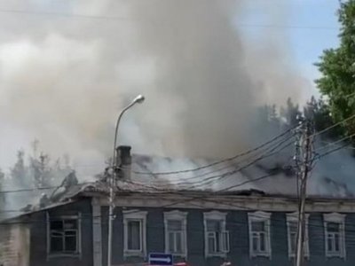В центре Уфы на улице Гоголя загорелся двухэтажный дом