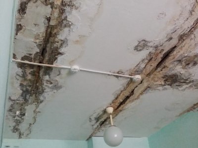 Жители Башкирии пожаловались на протекающую крышу в школе