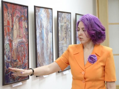 В Госсобрании Башкирии открылась выставка Раушании Бадретдиновой «Мир в глазах смотрящего»