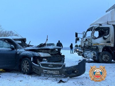 В Башкирии при столкновении с фурой погиб водитель иномарки