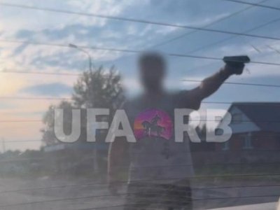 В Башкирии на остановке вооруженный мужчина устроил разборки