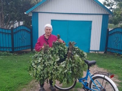 В Башкирии пожилая женщина передала воинам СВО банные веники