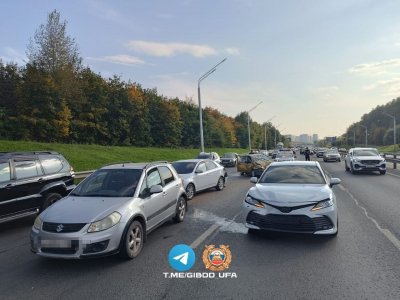 В Уфе иномарка «догнала» две попутные автомобили