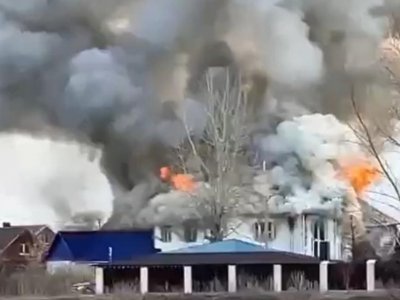 В Башкирии пожарные тушат горящий двухэтажный дом
