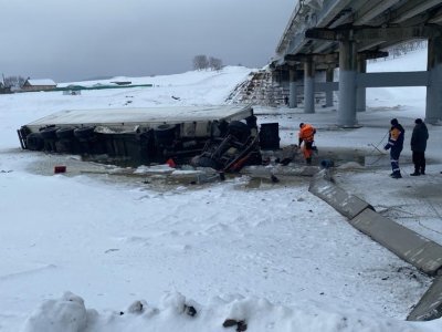 В Башкирии фура слетела с моста: водитель погиб