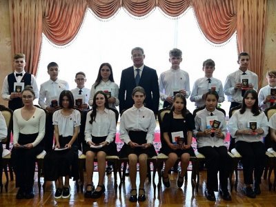 Глава Башкирии вручил первые паспорта 17 уфимским школьникам