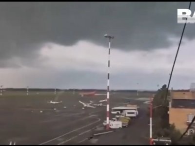 В соседнем Татарстане смерч разбросал самолеты в аэропорту