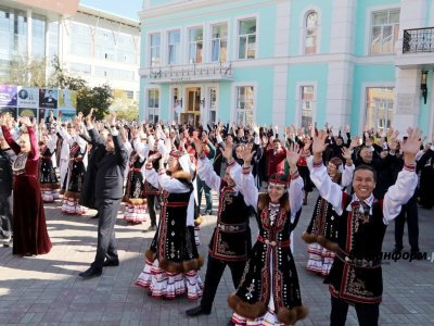 Уфимцы встали в хоровод в национальных костюмах 