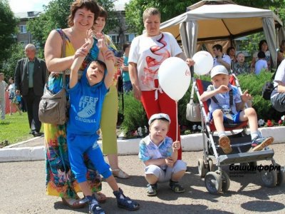 Родители детей-инвалидов смогут одновременно работать и получать социальные выплаты - минтруд России