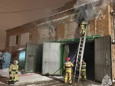 В Башкирии на 40 метрах бытового помещения полыхает огонь