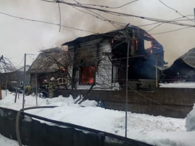 В Уфе горят два жилых дома