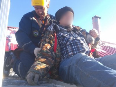 В Уфе спасатели вызволили из беды застрявшего на крыше мужчину