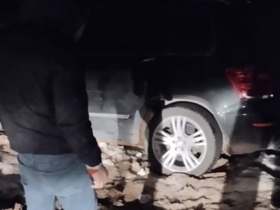 В Башкирии в лесу две женщины застряли на автомобиле в снежно-грязевой колее