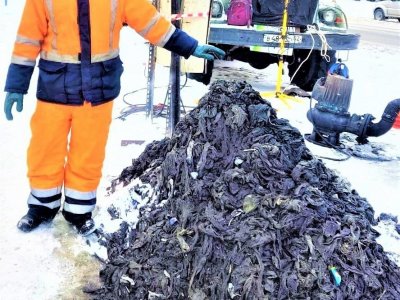 Коммунальщики Уфы ликвидировали засор из 50 тонн тряпок и прочего мусора