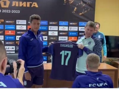 Министру спорта Башкирии подарили именную футболку ФК «Уфа»