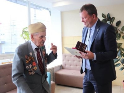 В Уфе поздравили 99-летнего ветерана с 80-летием Прохоровского сражения