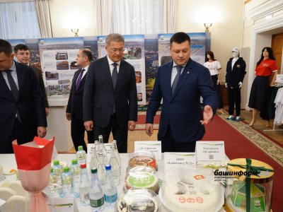Радий Хабиров осмотрел выставку продукции, брендированной к 450-летию Уфы