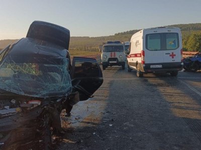 В Башкирии из искореженной в лобовой аварии машины достали труп водителя