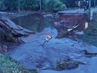 В Ермекеевском районе из-за сильных дождей размыло мост в селе Нижние Карамалы