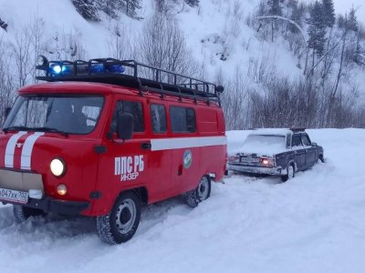 В Башкирии автомобиль с беременной женщиной и годовалым ребенком застрял на трассе в снегу