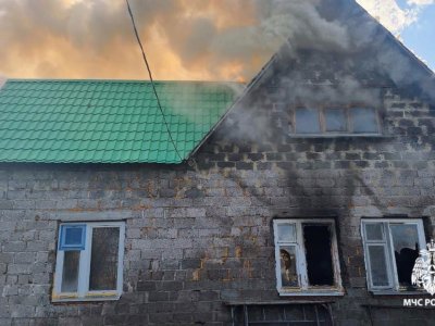 В Башкирии сгорел двухэтажный дом в поселке Базилевка