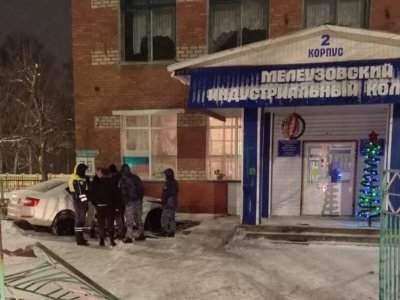 В Башкирии нетрезвый водитель снес забор и врезался в здание колледжа 