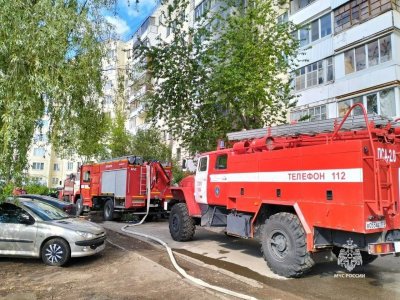 Огнеборцы тушат пожар в многоквартирном доме Уфы, жителей эвакуируют