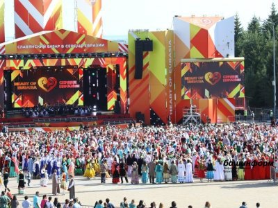 В Уфе на «Сердце Евразии» поставили новый рекорд по хороводу в национальных костюмах