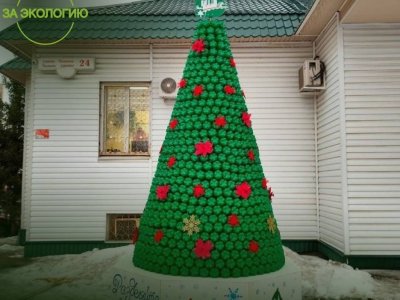 В Башкирии установили новогоднюю ёлку из пластиковых бутылок