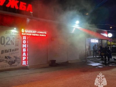 В Башкирии загорелся продуктовый магазин