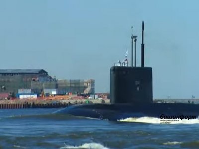 Подводная лодка «Уфа» принимает участие в военно-морском параде в честь Дня ВМФ