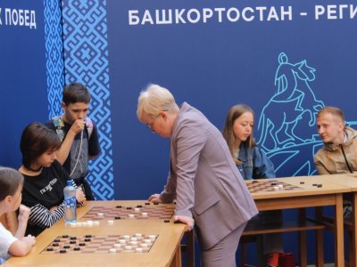 Тамара Тансыккужина провела сеанс одновременной игры в шашки в Санкт-Петербурге