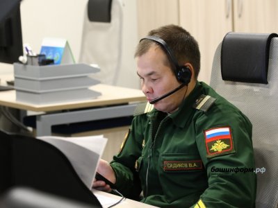 В ситуационном центре Башкирии желающих служить по контракту консультируют сотрудники военкомата