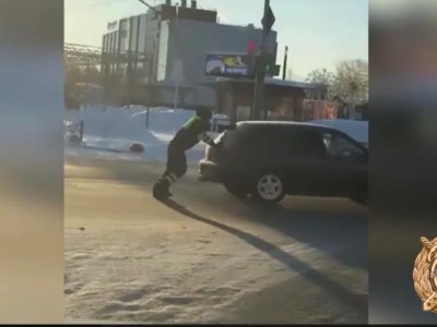 В Башкирии инспектор ДПС помог женщине-водителю убрать заглохшую машину с дороги
