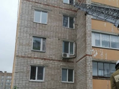 Жители Башкирии вызвали спасателей, увидев на подоконнике многоэтажки детей